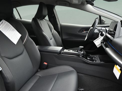 Used 2025 Toyota Prius XLE FWD image 35
