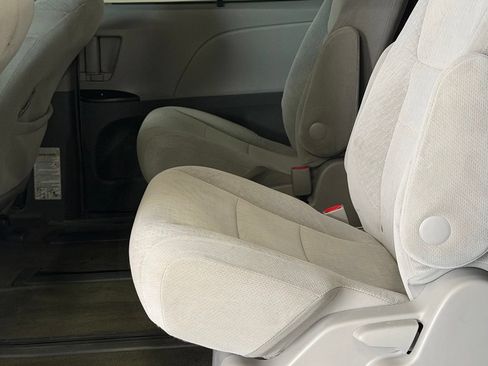 Used 2015 Toyota Sienna LE AWD/4WD image 20