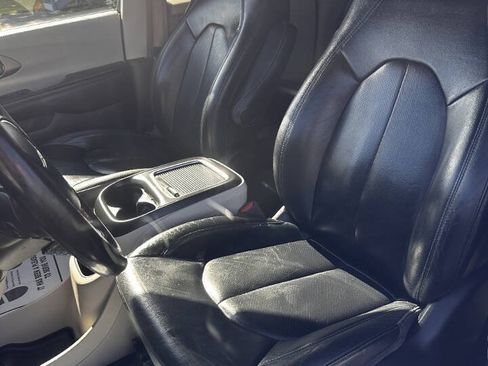 Used 2021 Chrysler Pacifica Touring-L FWD image 11