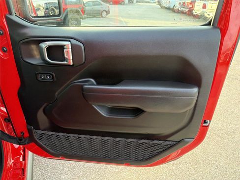 Used 2025 Jeep Wrangler Willys image 14