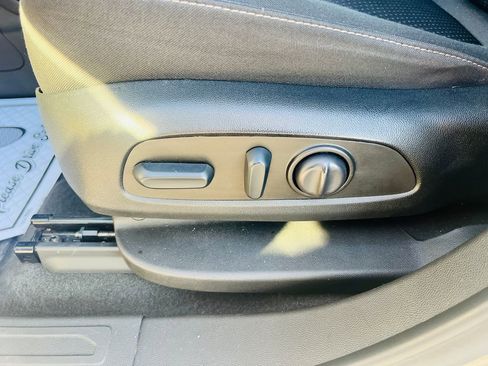 Used 2023 GMC Acadia SLE w/ Driver Convenience Package image 17