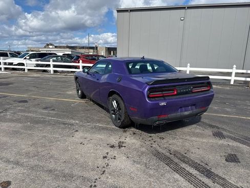 Used 2019 Dodge Challenger SXT w/ Driver Convenience Group image 5