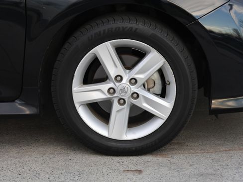 Used 2014 Toyota Camry L image 11