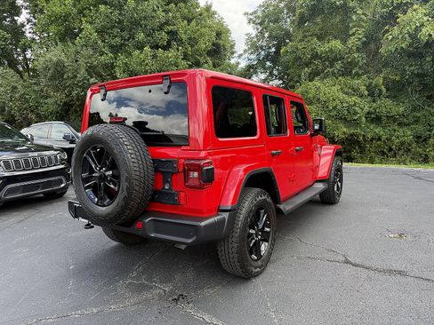 Used 2022 Jeep Wrangler Unlimited Sahara AWD/4WD image 6