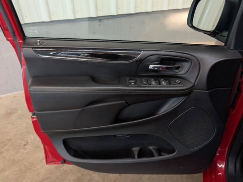 Used 2016 Dodge Grand Caravan SXT FWD image 14