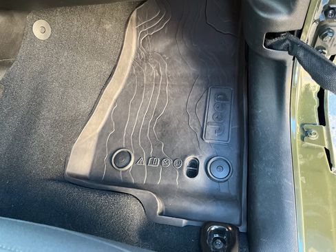 Used 2022 Jeep Gladiator Willys image 26