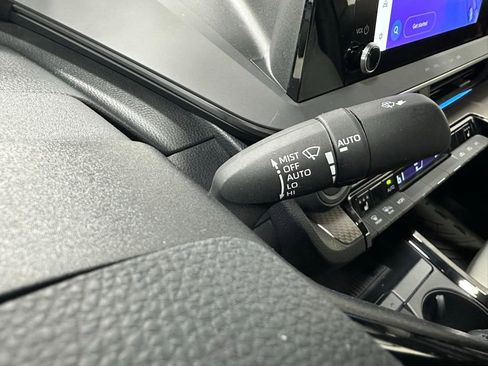 Used 2025 Toyota Prius XLE image 21