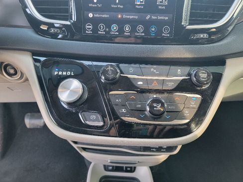 Used 2018 Chrysler Pacifica Touring-L image 24