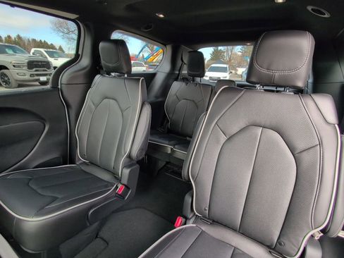 New 2026 Chrysler Pacifica Limited image 19