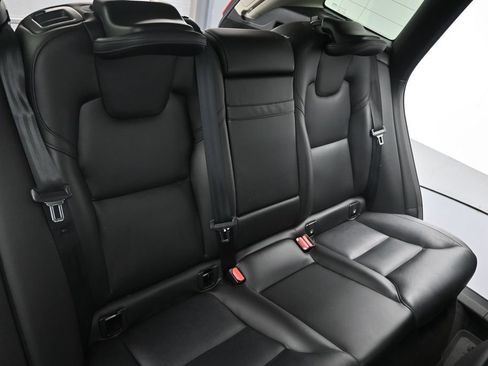 Used 2019 Volvo XC60 T5 Momentum w/ Multimedia Package AWD/4WD image 13