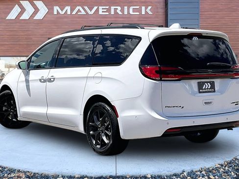 Used 2022 Chrysler Pacifica Limited w/ Uconnect Theater Family Group AWD/4WD image 4