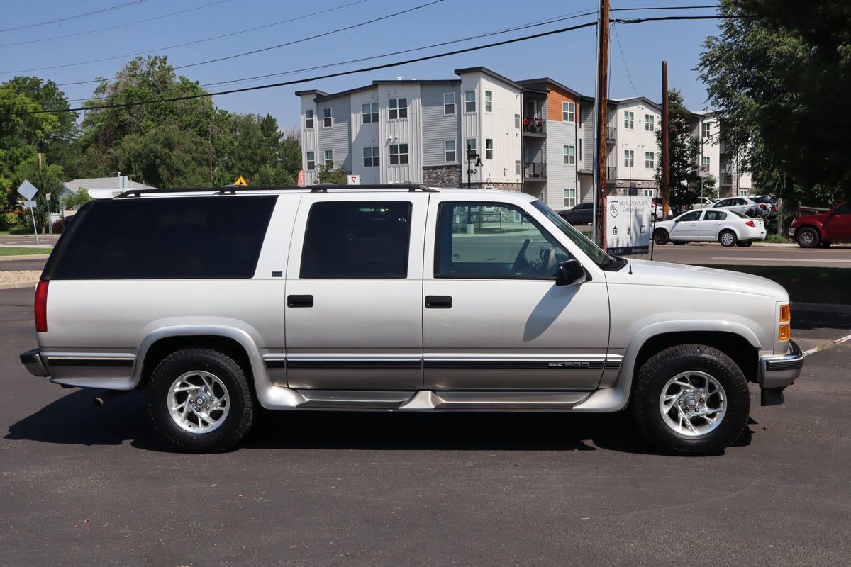 Used 1999 GMC Suburban 4WD w/ Convenience Group image 3
