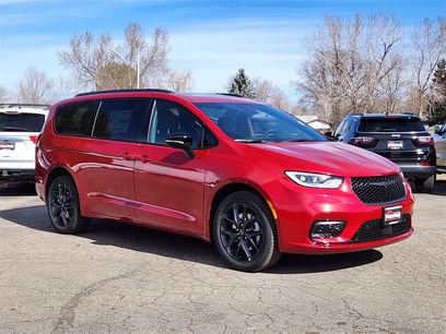 New 2025 Chrysler Pacifica Limited w/ Uconnect Theater Family Group