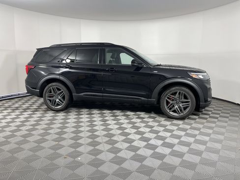Used 2025 Ford Explorer ST-Line w/ Premium Package image 6