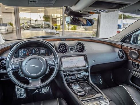 Used 2019 Jaguar XJ R-Sport image 24