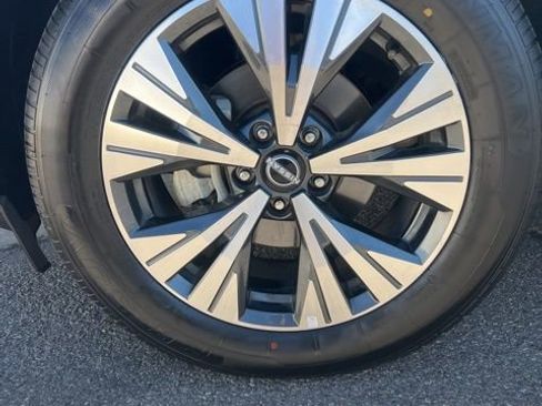 Used 2023 Nissan Rogue SV image 34