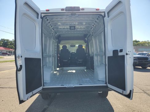 Used 2025 RAM ProMaster 2500 w/ Convenience Group image 24