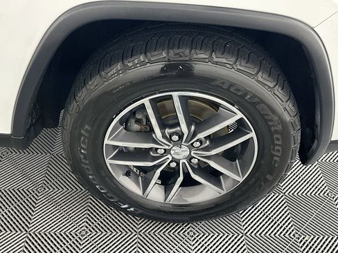 Used 2017 Jeep Grand Cherokee Limited AWD/4WD image 11