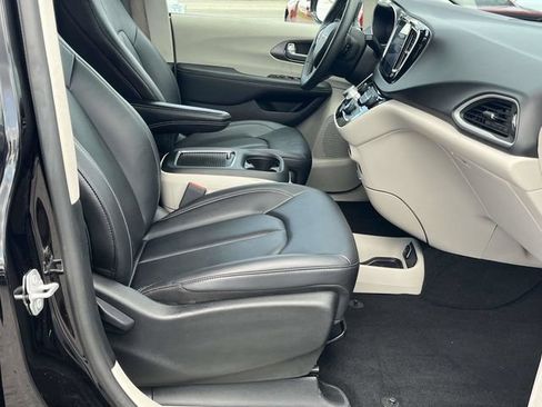 Used 2024 Chrysler Pacifica Touring-L FWD image 23