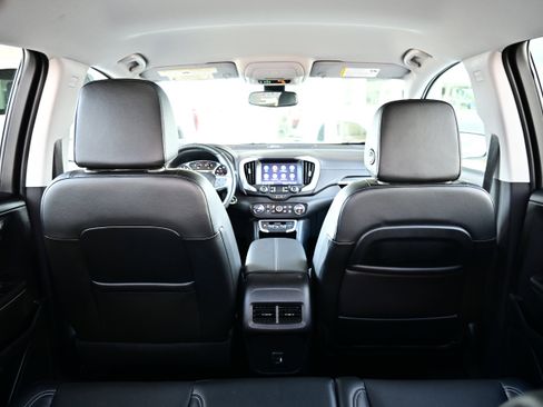 Used 2024 GMC Terrain SLT AWD/4WD image 10