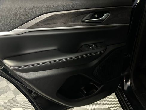 Used 2024 Jeep Grand Cherokee Limited w/ Luxury Tech Group II image 28