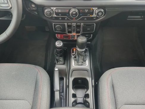 Certified 2025 Jeep Gladiator Rubicon AWD/4WD image 21