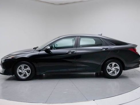 Used 2023 Hyundai Elantra SE image 2