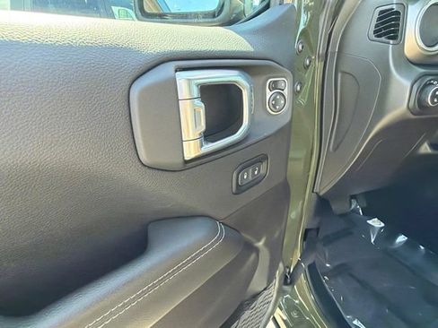 Used 2023 Jeep Gladiator Rubicon AWD/4WD image 19
