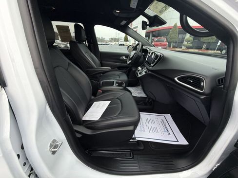 Used 2025 Chrysler Voyager LX FWD image 11