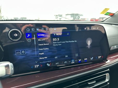 Used 2024 Chevrolet Traverse Z71 image 28