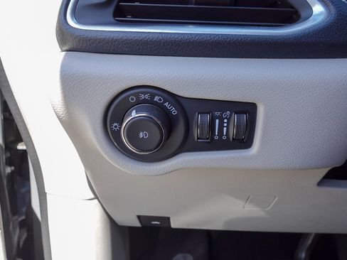 Used 2023 Chrysler Pacifica Limited FWD image 16