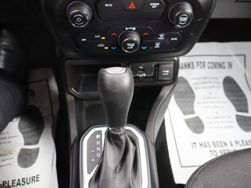 Used 2020 Jeep Renegade Altitude w/ UConnect 8.4 Nav Group FWD image 23
