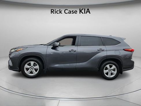 Used 2023 Toyota Highlander LE image 3
