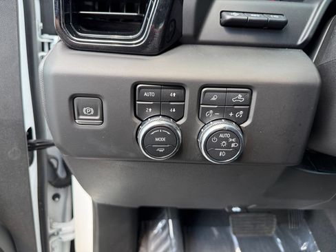 Used 2022 GMC Sierra 1500 AT4 w/ AT4 Premium Package AWD/4WD image 7