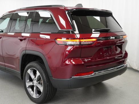 Certified 2025 Jeep Grand Cherokee Limited AWD/4WD image 13