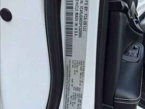 Used 2023 Jeep Grand Cherokee Laredo RWD image 20