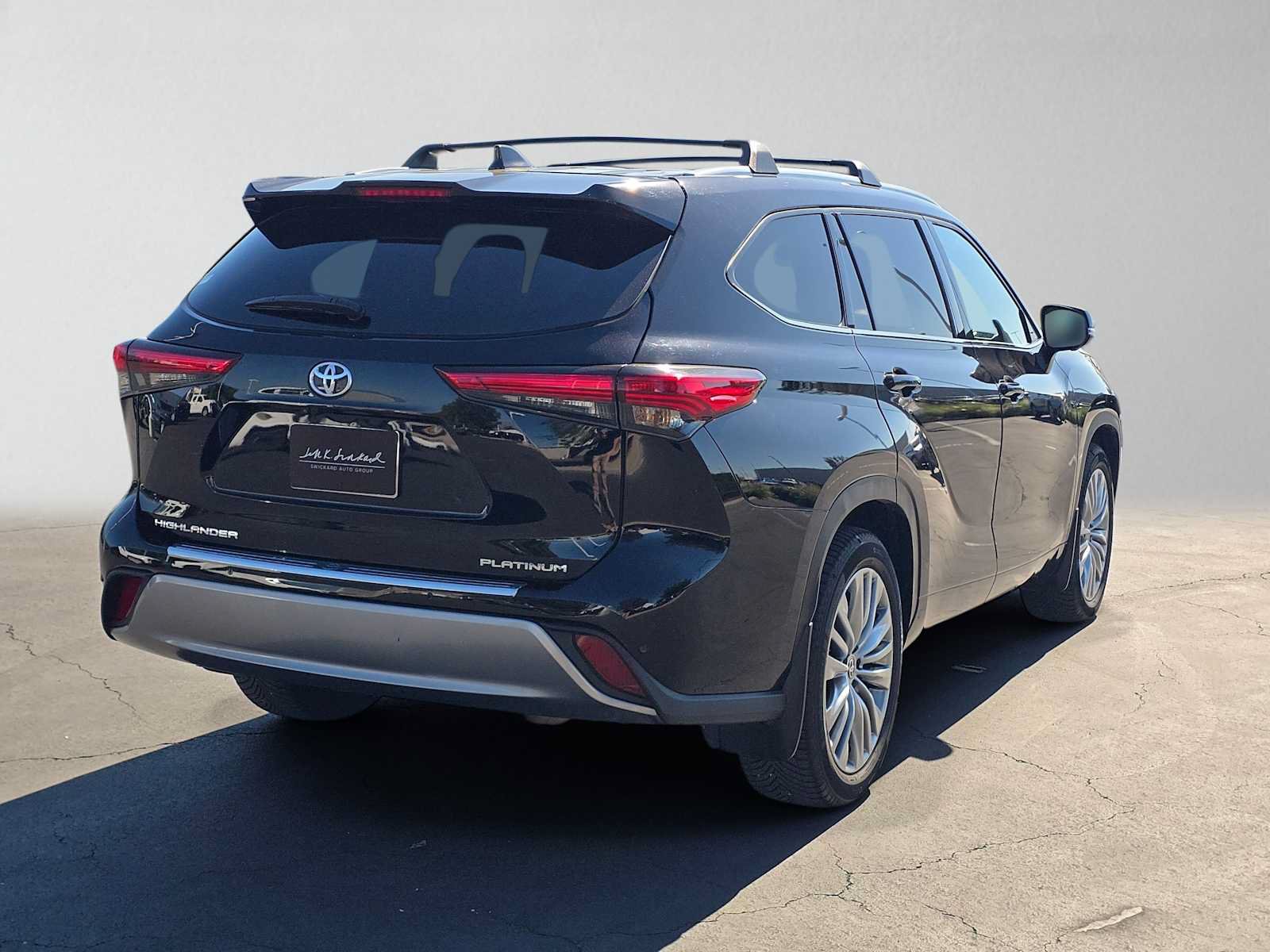 Used 2023 Toyota Highlander Platinum FWD image 3