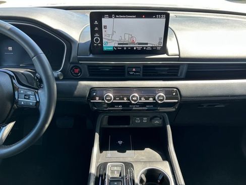 Used 2025 Honda Pilot Touring image 18