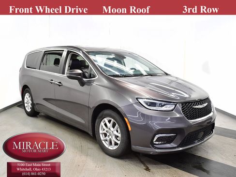 Used 2023 Chrysler Pacifica Touring-L FWD image 1