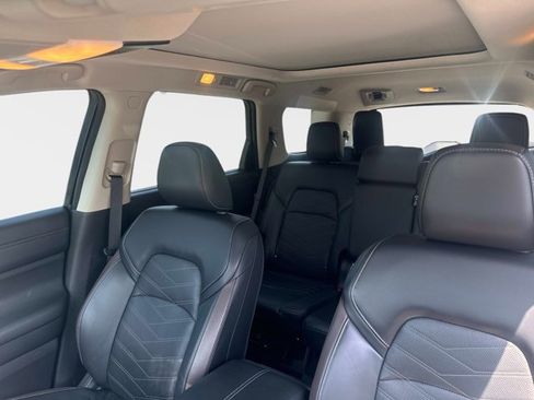 Used 2024 Nissan Pathfinder Platinum w/ Black Appearance Package image 17