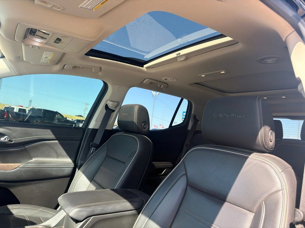 Used 2021 GMC Acadia Denali w/ Denali Technology Package FWD image 9