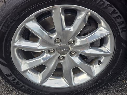 Used 2017 Jeep Cherokee Limited AWD/4WD image 8