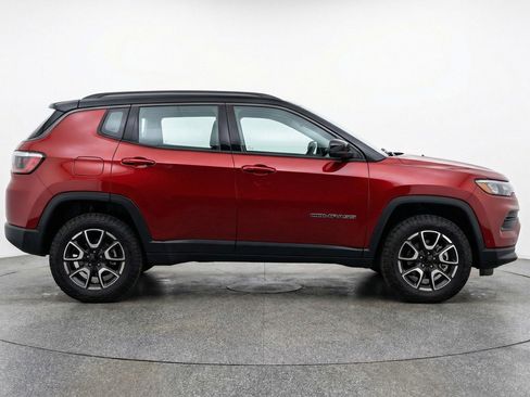 Used 2025 Jeep Compass Trailhawk image 11