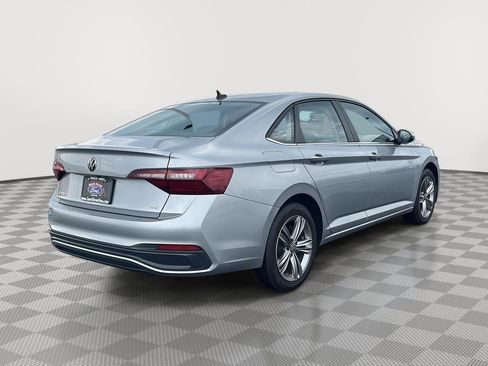 Used 2024 Volkswagen Jetta SE image 5