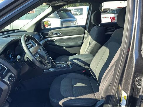 Used 2017 Ford Explorer XLT image 10