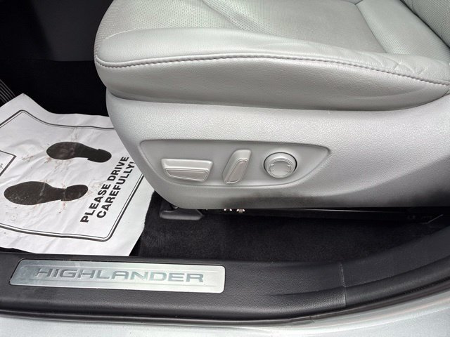Used 2020 Toyota Highlander Limited AWD/4WD image 6