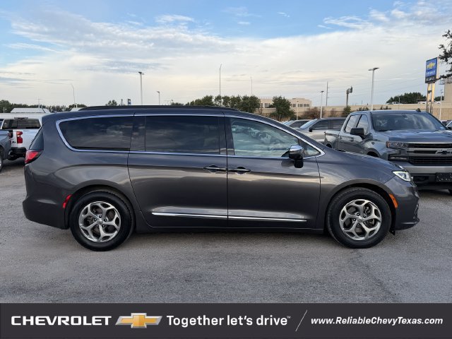 Used 2022 Chrysler Pacifica Limited FWD image 2
