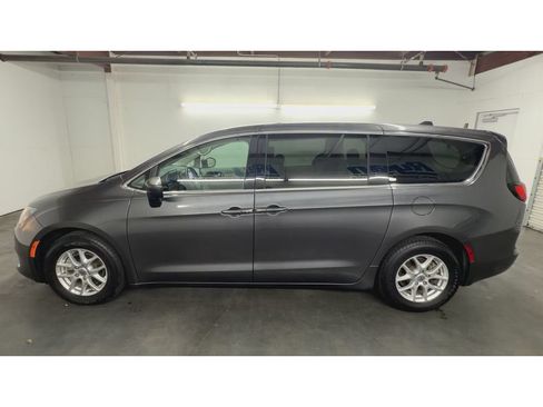 Used 2022 Chrysler Voyager LX FWD image 5