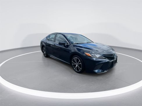Used 2019 Toyota Camry SE image 2
