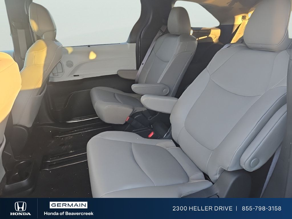 Used 2025 Toyota Sienna XLE FWD image 7